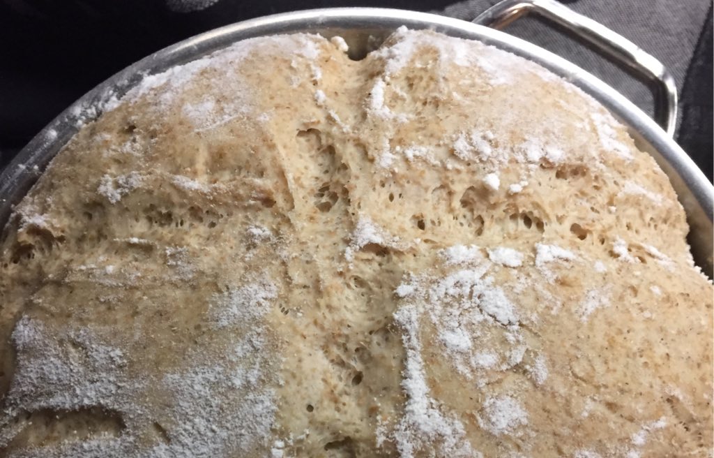 ruutuikkuna's tweet photo. Karjalainen mummini opetti tekemään ristin ja samalla siunaamaan leivän!  #joululeipä #limppu https://t.co/UCga7Ztmuo