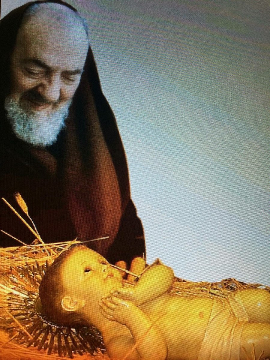 Bendícenos San Padre Pio en esta navidad ! Y te pedimos salud, pan y trabajo; que podamos ser felices en nuestros hogares y por un mundo sin violencia y sin hambre .  Paz y bien !         Recen , tengan fe y no se preocupen PADRE PIO.    ( RT🙏)