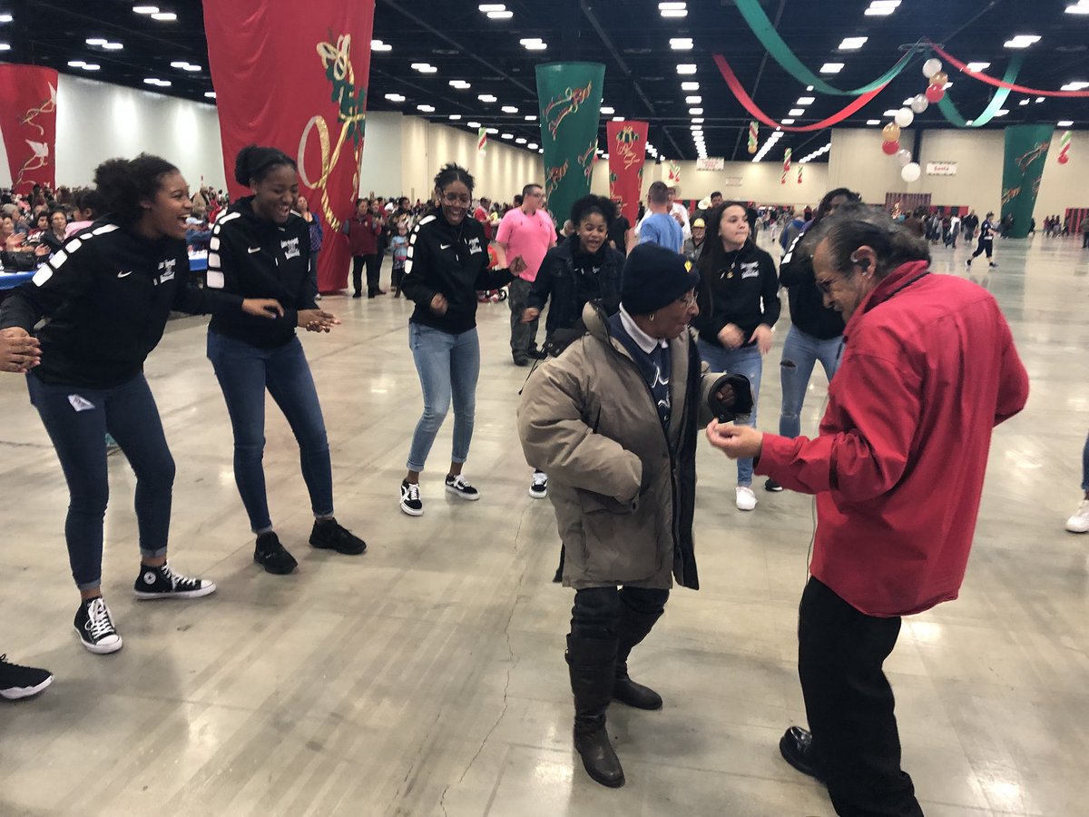 slkbasketball's tweet image. So....after another district win yesterday how do the Lady Knights spend their 1st day of🎄 break?......Giving back!! The Lady Knights have 21 Wins so far this season but our biggest Win came today!! HEB Feast of Sharing #CoreValue2-Appreciation #⚔️🏀🔥 #WWW.  #Servanthood