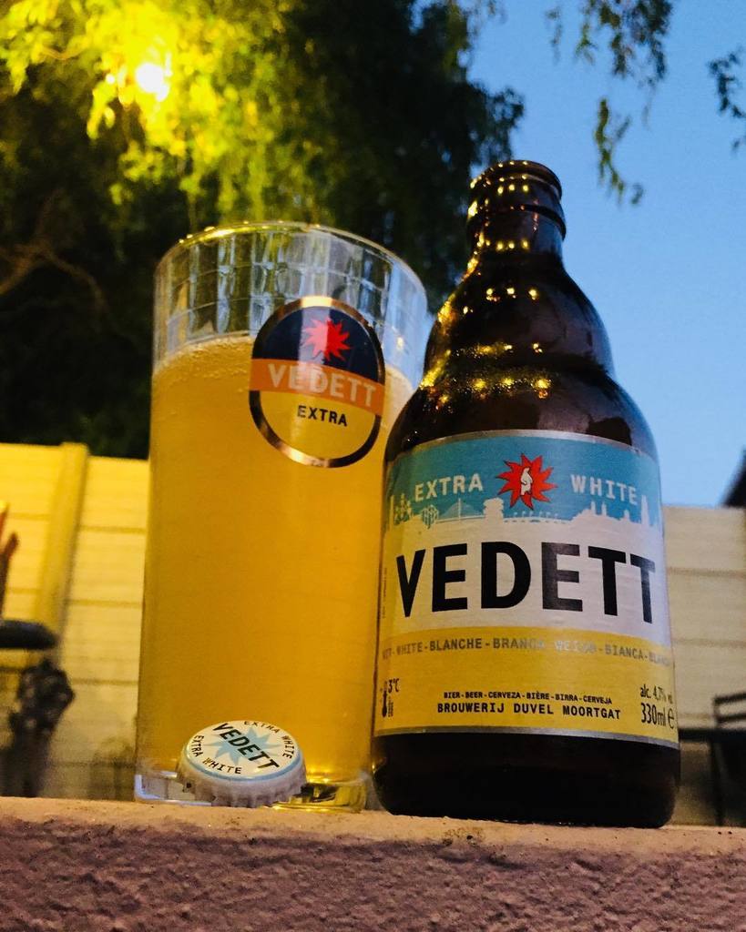 DaveStarley's tweet photo. Been looking forward to this and, Yes! What a pleasure and well worth the wait - lovely stuff from @vedett this Extra White is!
@belgianbeercompany .
#extra #white #extrawhite #wit #vedett #belgianbeer #belgianbeerlover #belgianbeergeek #beer #beers #bee… https://t.co/58IFT0zCNp https://t.co/ukhRXY4Fhj