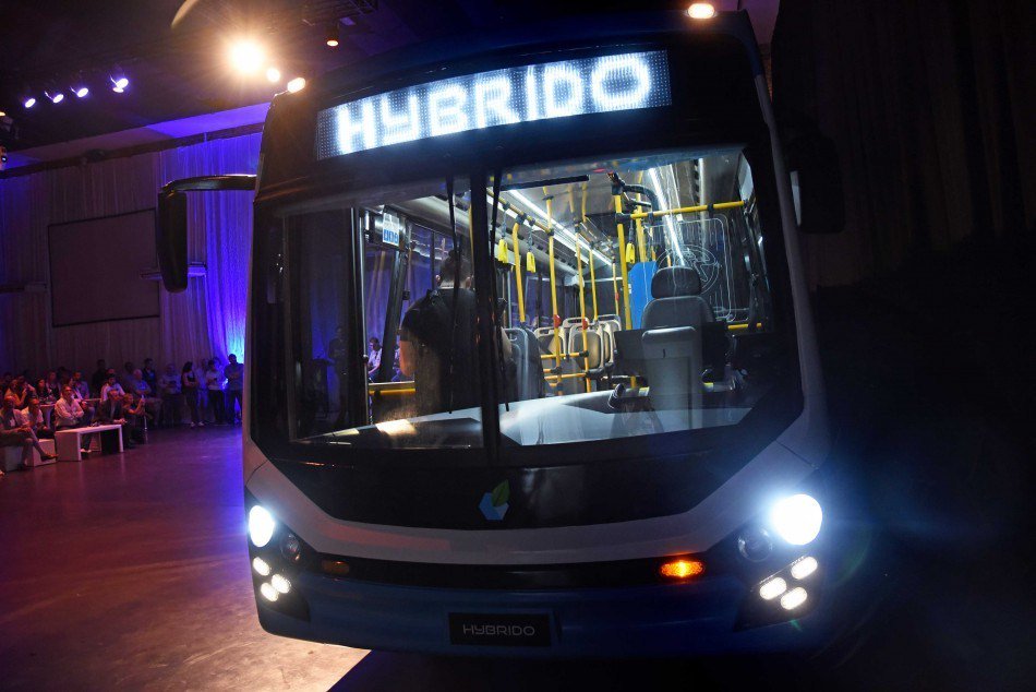 TransitoSantaFe's tweet photo. Se presentó un colectivo reciclado en Rosario: concertido en híbrido y modernizado https://t.co/D9VB9bUQPi https://t.co/dYmLznoepv