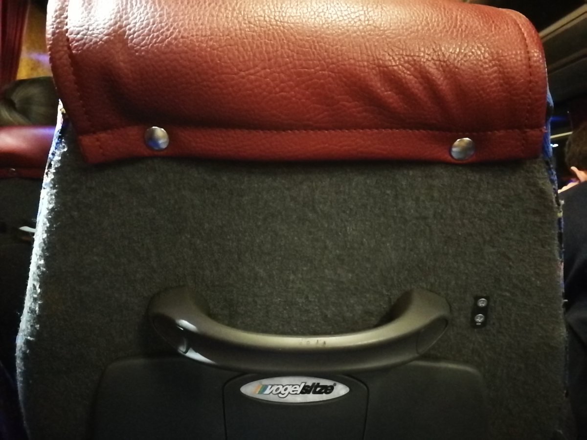 MrChrodo's tweet image. Ich habe das Gefühl, als würde ich im Bus die ganze Zeit beobachtet werden.
Wieso nur?
#BusBus