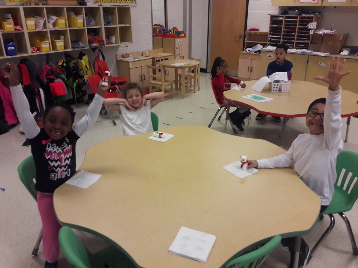 MrsBiteng114's tweet image. We had a blast making our snowmen for our last day before winter break!  #TriangleKinders #SnowmanBuilding
