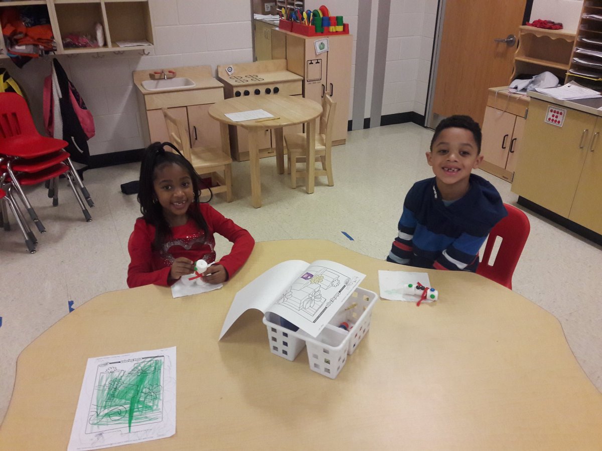 MrsBiteng114's tweet image. We had a blast making our snowmen for our last day before winter break!  #TriangleKinders #SnowmanBuilding