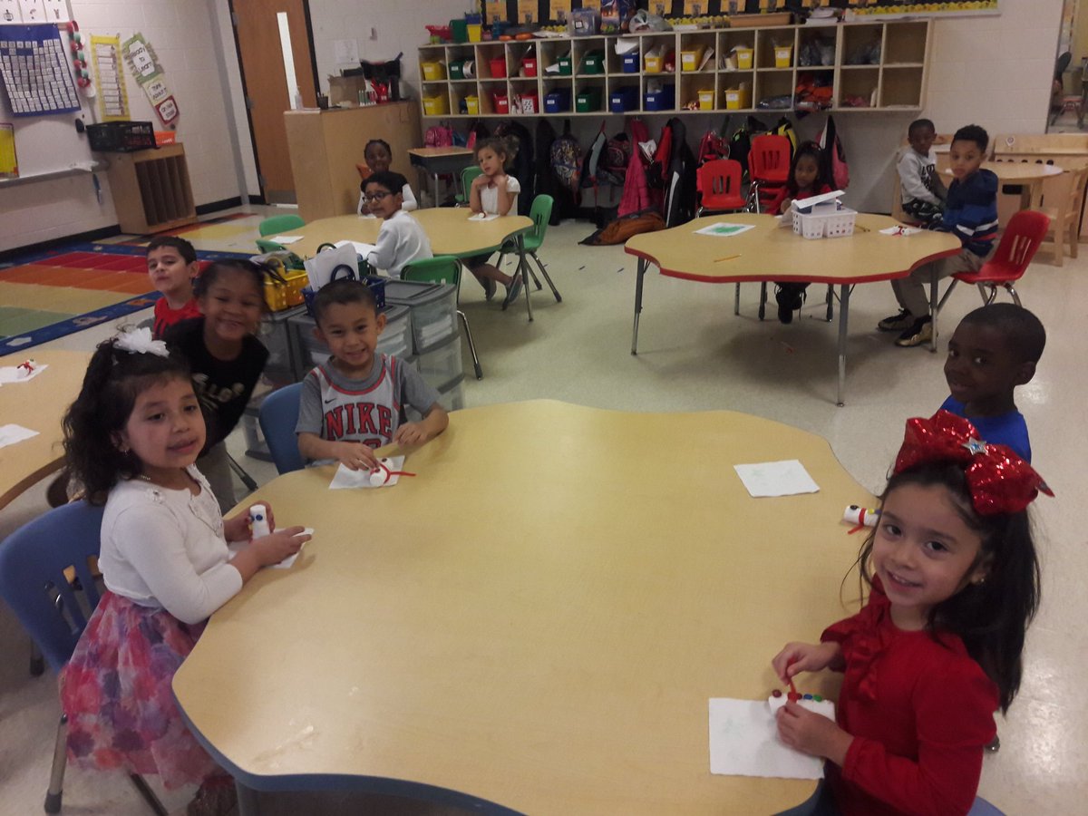MrsBiteng114's tweet image. We had a blast making our snowmen for our last day before winter break!  #TriangleKinders #SnowmanBuilding