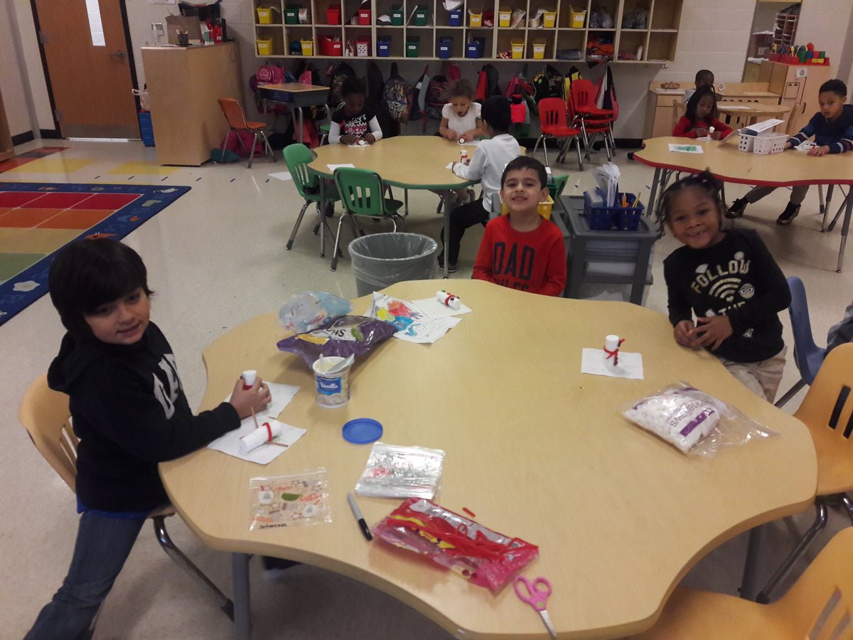 MrsBiteng114's tweet image. We had a blast making our snowmen for our last day before winter break!  #TriangleKinders #SnowmanBuilding