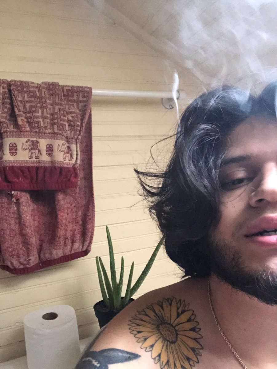 purpdeep_'s tweet photo. Lmao best thing ab having my own place- I can smoke n take a dump at the same time ! https://t.co/Fa1L6lEmG4
