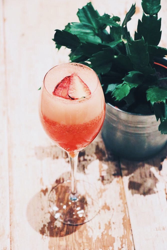 Es sábado y toca prepararse para la ocasión con "Sábanas de Seda" 😏 Un cóctel hecho a base de Moet &amp; Chandon, fresas, sirope de chocolate blanco y zumo de lima 🍓
#Perrachica #GrupoLarrumba