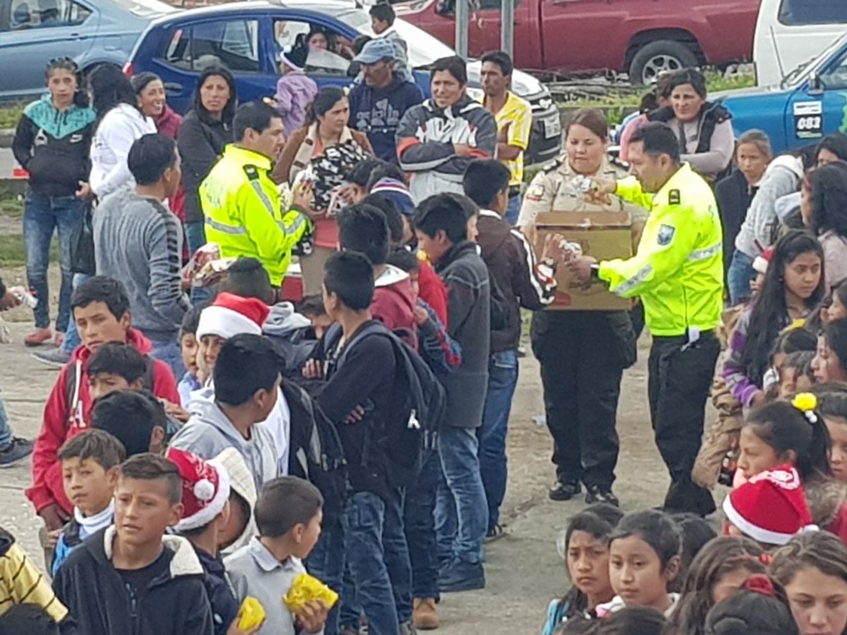 PoliciaEcuador's tweet photo. ACCIONES DE ACERCAMIENTO CIUDADANO. Personal del #DistQuero realizó agasajo navideño a niños de diferentes comunidades de los límites de #Tungurahua y #Chimborazo. https://t.co/x2IOHHpAZv