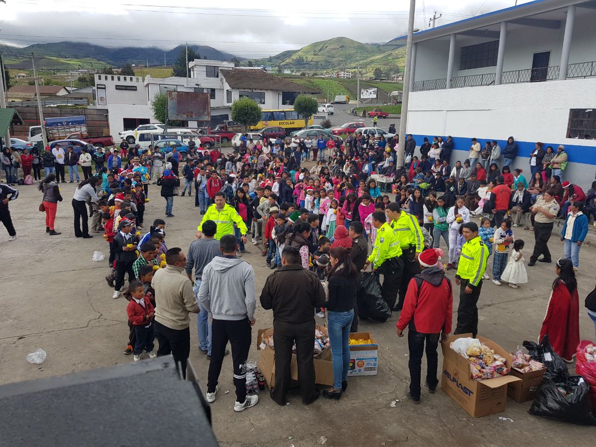 PoliciaEcuador's tweet photo. ACCIONES DE ACERCAMIENTO CIUDADANO. Personal del #DistQuero realizó agasajo navideño a niños de diferentes comunidades de los límites de #Tungurahua y #Chimborazo. https://t.co/x2IOHHpAZv