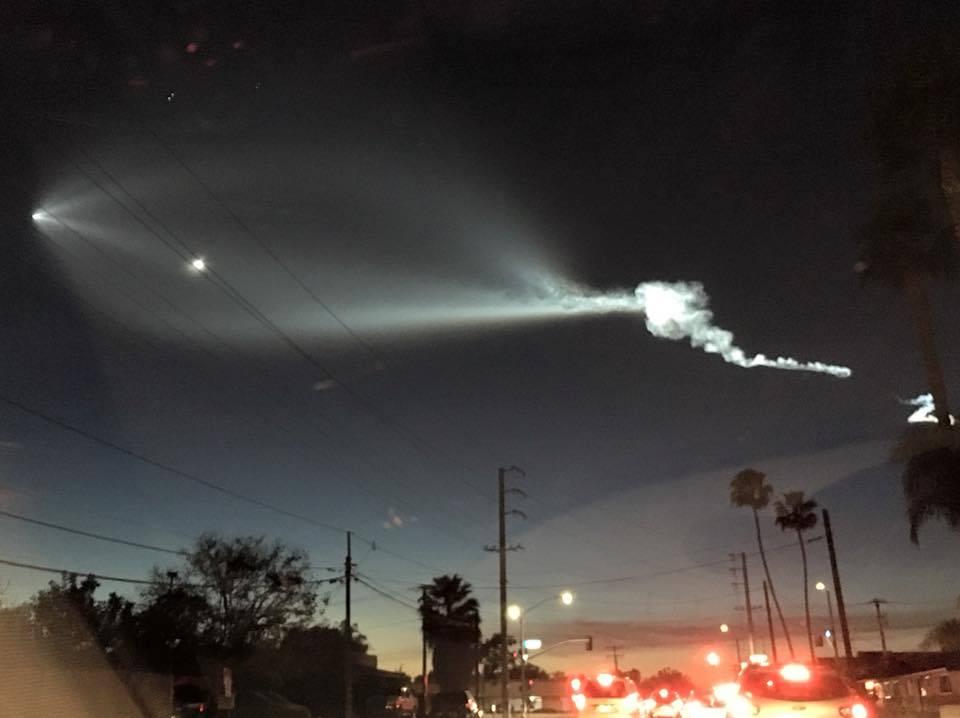 OCPhoto2017's tweet photo. View of #SpaceX launch from #HuntingtonBeach, image by Lori Norman #OCPhoto2017 #SoCal #OrangeCounty #oclife #californialiving https://t.co/BkKUMbYyzS