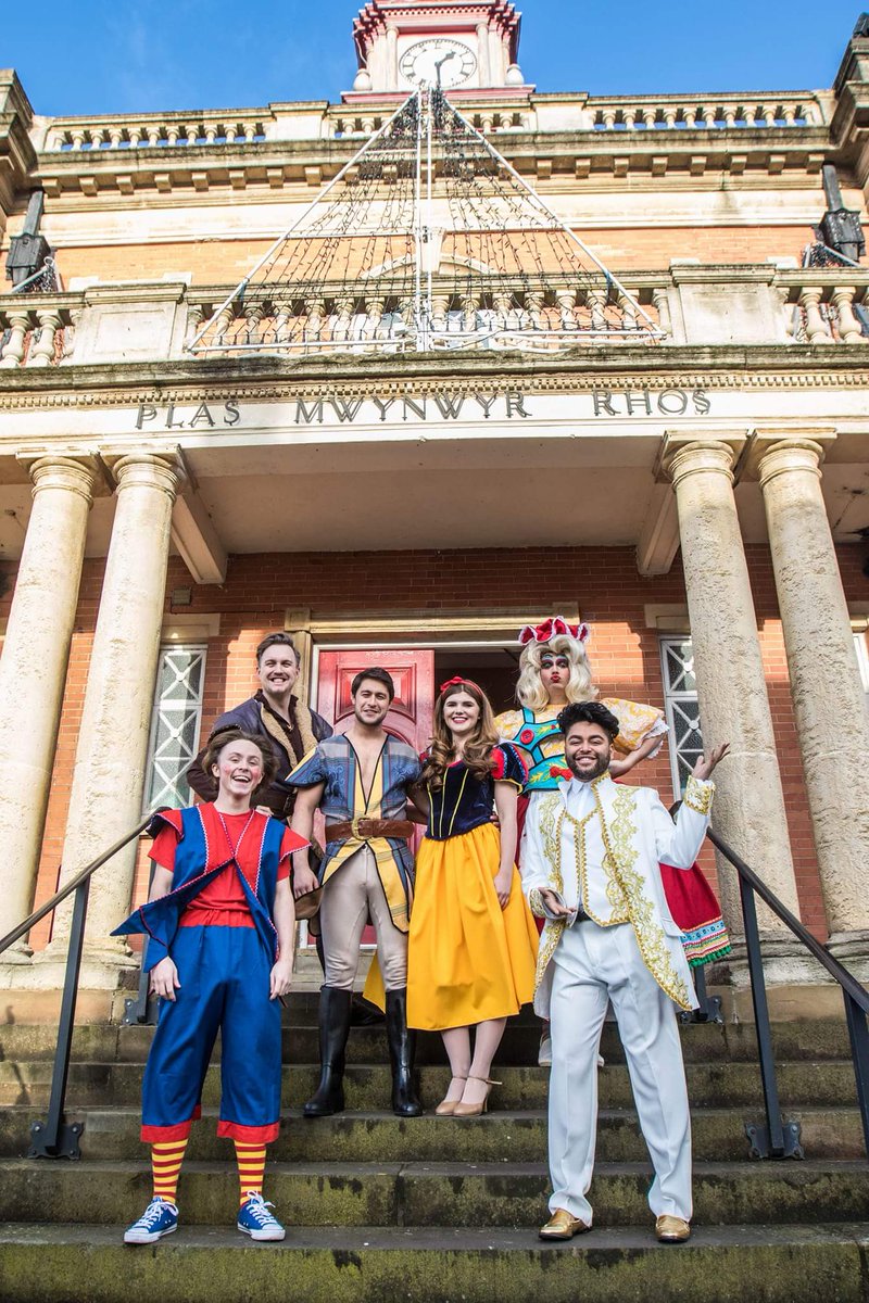 thestiwt's tweet photo. Our Snow White panto cast are having a fabulous run so far! 🎅🎄If you haven't been yet, we highly suggest you come &amp; see for yourselves. It's a show not to be missed and we do still have a number of tickets available at https://t.co/gpB8EUFHYB https://t.co/1Uzz2YVjzT
