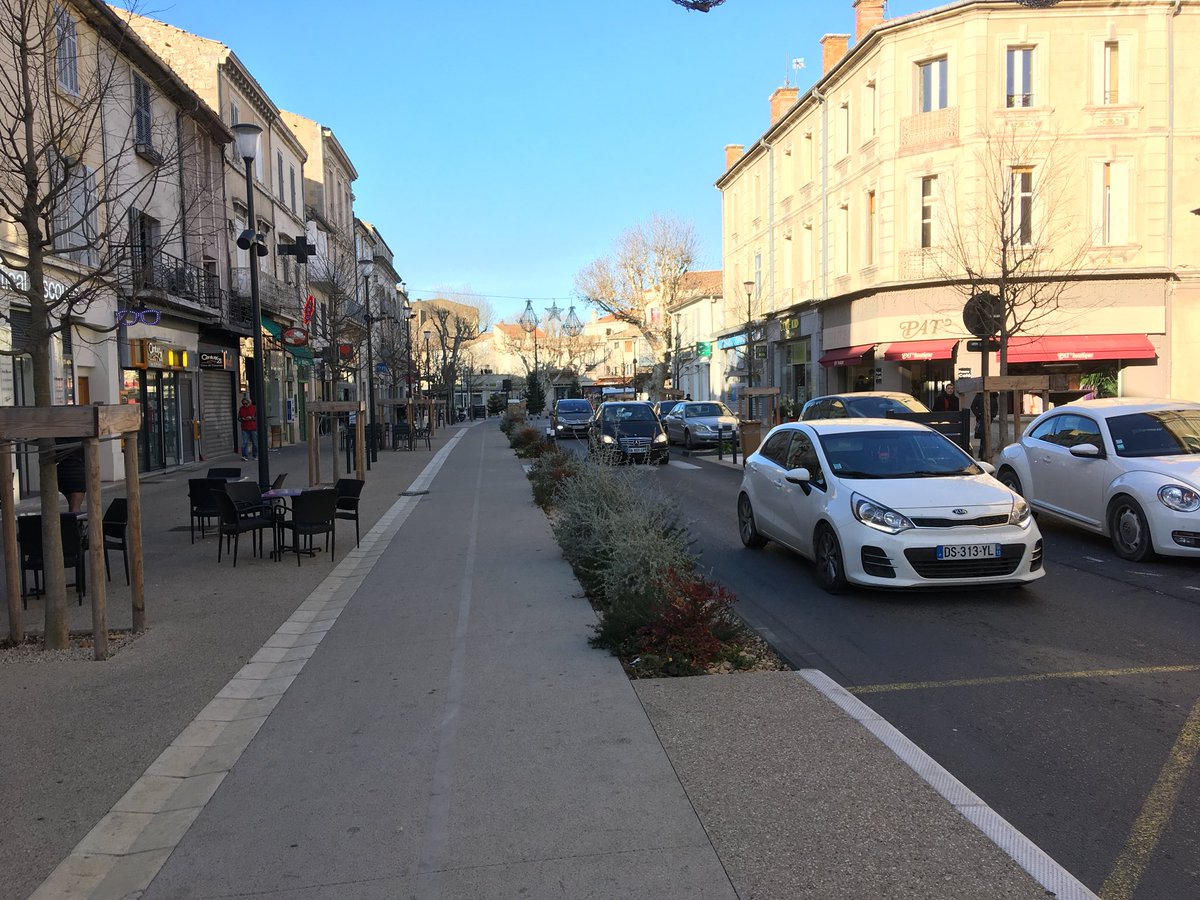 Ludovic_Legrand's tweet photo. Une démarche accomplie de marketing territorial avec re qualification du cœur de ville de @cavaillon réduction de la place de la voiture et développement des #TC et des #mobilité #velo #fisac @ville&amp;paysages retrouver de l’espace pour aimer être en ville @OlivierRazemon https://t.co/CQoAE8tPxW