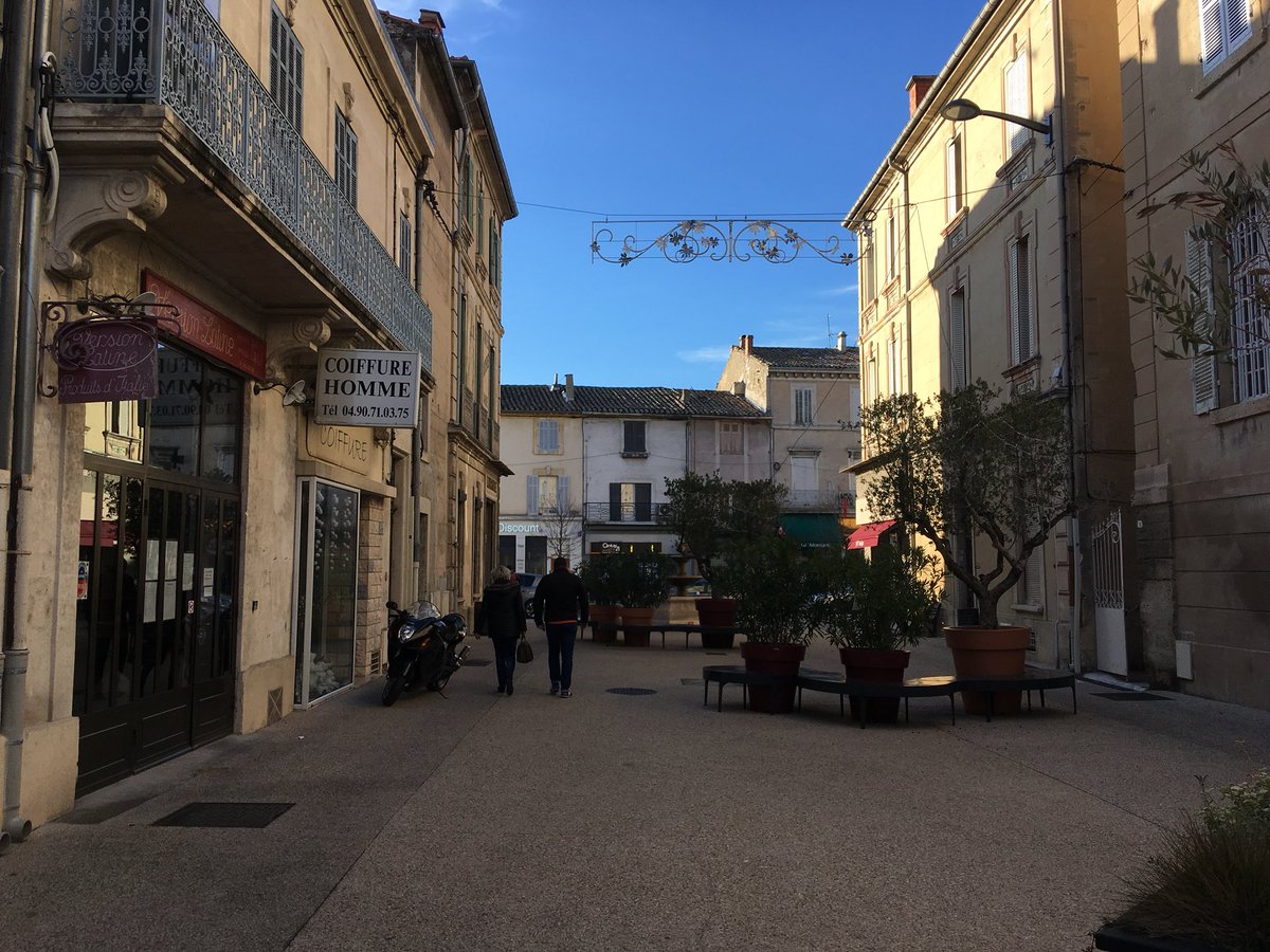 Une démarche accomplie de marketing territorial avec re qualification du cœur de ville de <a href="/cavaillon/">Cavaillon</a> réduction de la place de la voiture et développement des #TC et des #mobilité #velo #fisac <a href="/ville/">Ethan Villeneuve</a>&amp;paysages retrouver de l’espace pour aimer être en ville <a href="/OlivierRazemon/">Olivier Razemon</a>