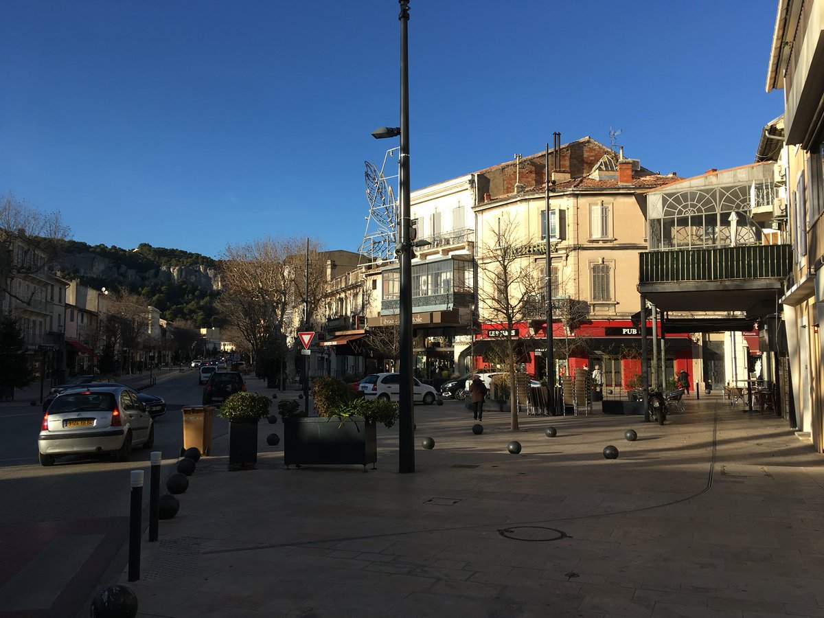 Ludovic_Legrand's tweet photo. Une démarche accomplie de marketing territorial avec re qualification du cœur de ville de @cavaillon réduction de la place de la voiture et développement des #TC et des #mobilité #velo #fisac @ville&amp;paysages retrouver de l’espace pour aimer être en ville @OlivierRazemon https://t.co/CQoAE8tPxW