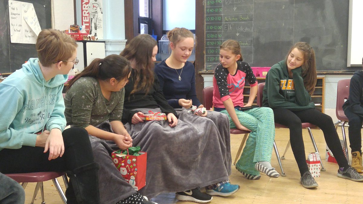 mshoo87's tweet photo. We had so much fun doing our secret santa gift exchange. Everyone loved what they received, and I especially loved playing Mrs. Clause and seeing the looks on their faces 😍 #allaboutgiving #christmas @MajorBallachey Merry Christmas and Happy New Year from the Grade 7 class! 😀 https://t.co/oGgqlRrU5W