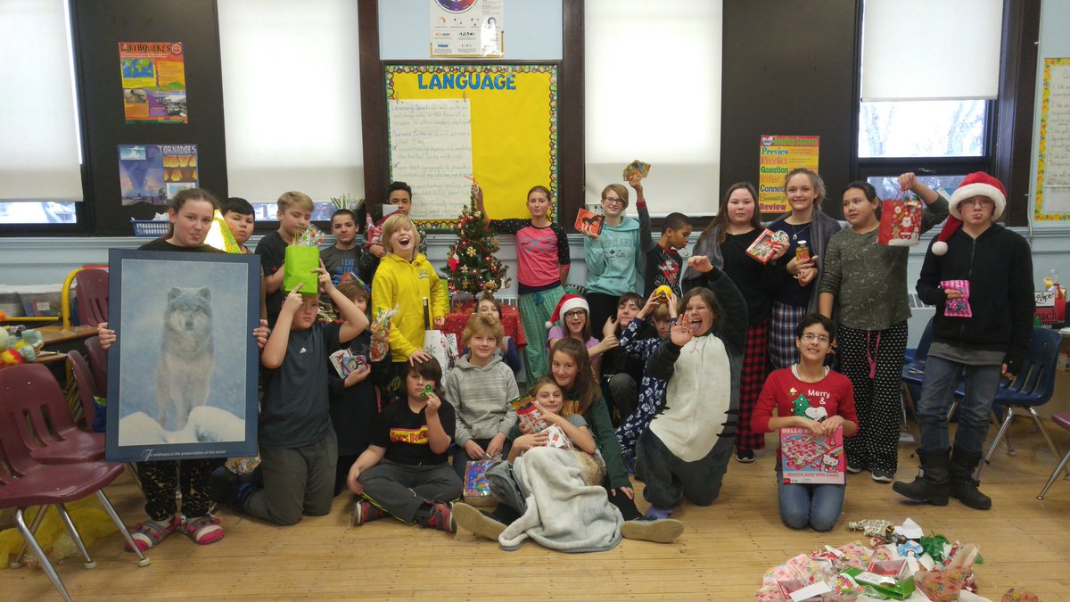 mshoo87's tweet photo. We had so much fun doing our secret santa gift exchange. Everyone loved what they received, and I especially loved playing Mrs. Clause and seeing the looks on their faces 😍 #allaboutgiving #christmas @MajorBallachey Merry Christmas and Happy New Year from the Grade 7 class! 😀 https://t.co/oGgqlRrU5W