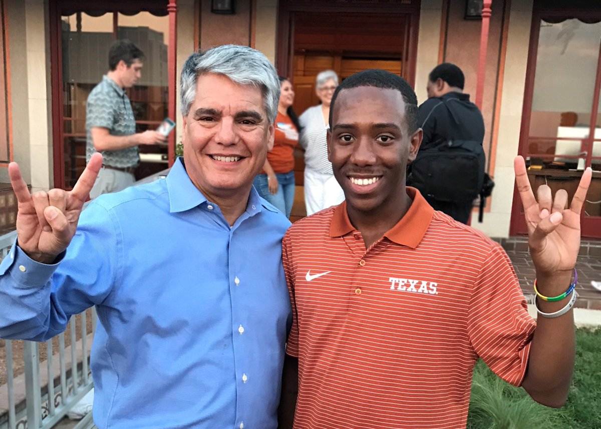 UTexasStudents's tweet image. Spending time catching up on movies this break? Check out how @UTAustin alum and star of @Moonlightmov @_trevante_ helped out this Longhorn senior. bit.ly/LonghornThanks… #UTFallRecap