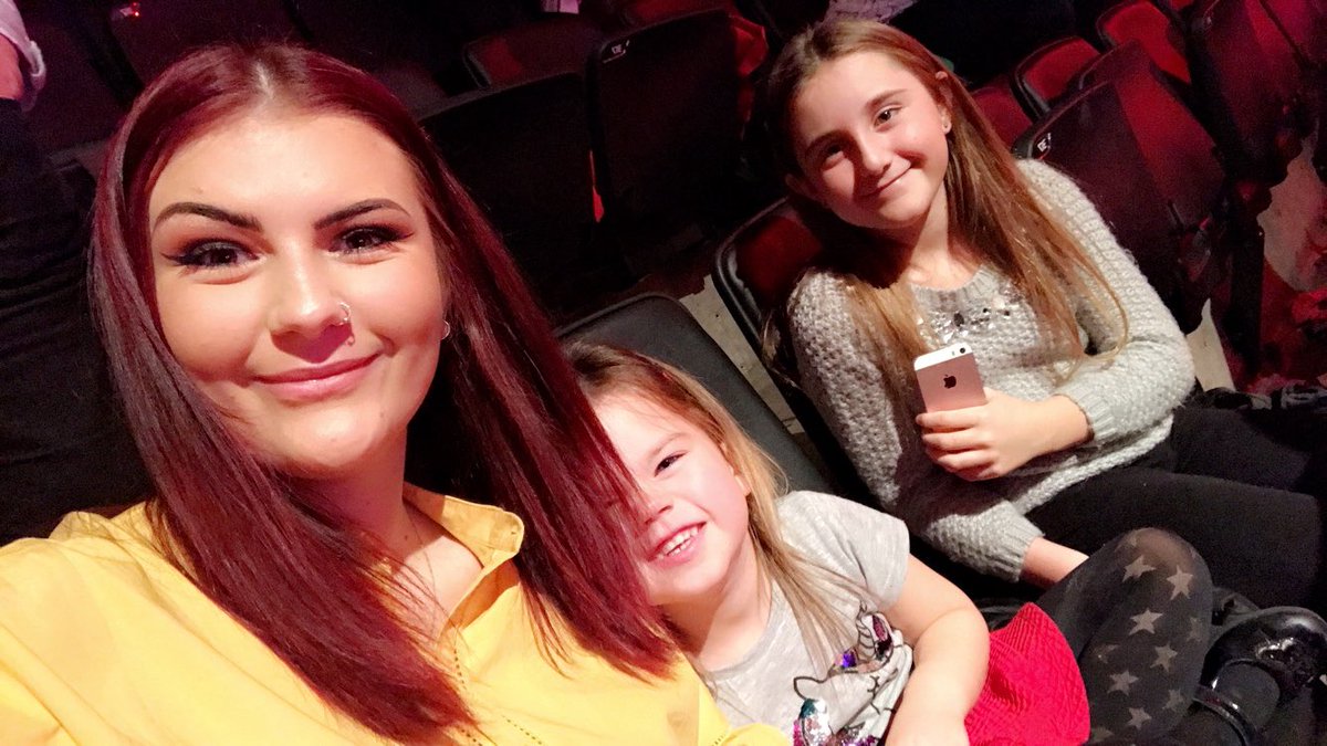 ambmotherwelll's tweet photo. GET US ON THE BIG SCREEN!! #peterpanarena #PeterPanBham https://t.co/ycIf8VUTfE