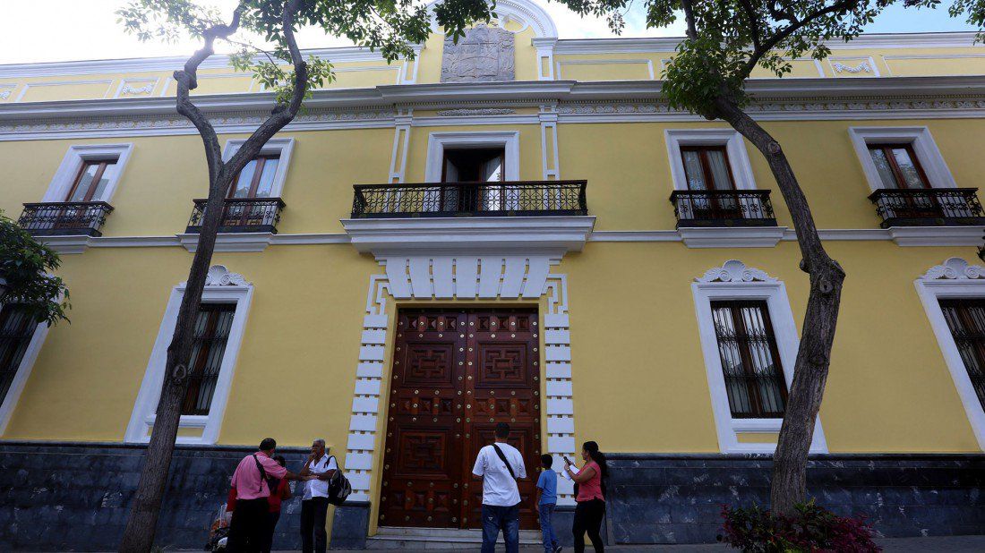 laprensalara's tweet photo. #Locales | Alfredo Ramos reunido con la Comisión de la Verdad, en espera de una "medida alterna a su privación de libertad" https://t.co/7J5zxcjSnG https://t.co/q8YoNooS9T
