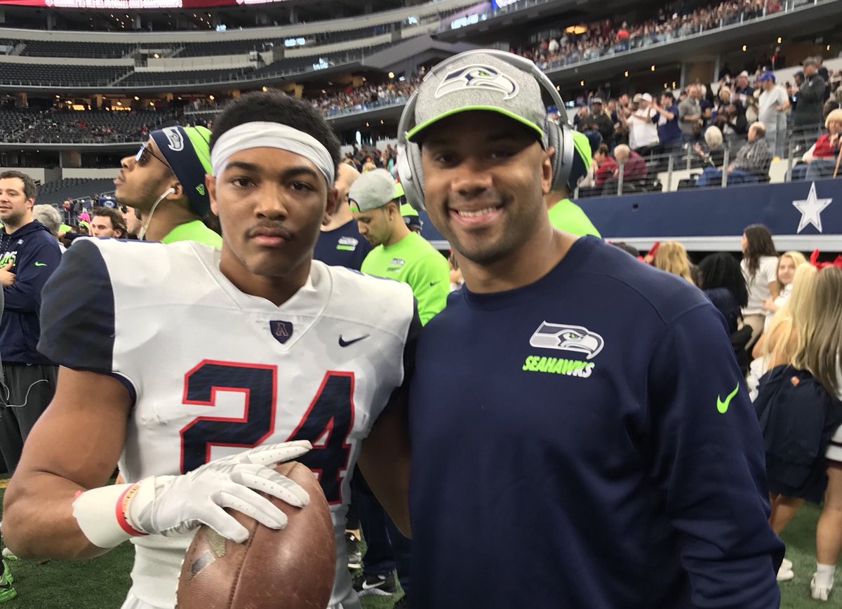 Allen_ISD's tweet photo. Photos with Super Bowl champion @DangeRussWilson before the State Championship game?? Sure! https://t.co/JMAQbfs3EH