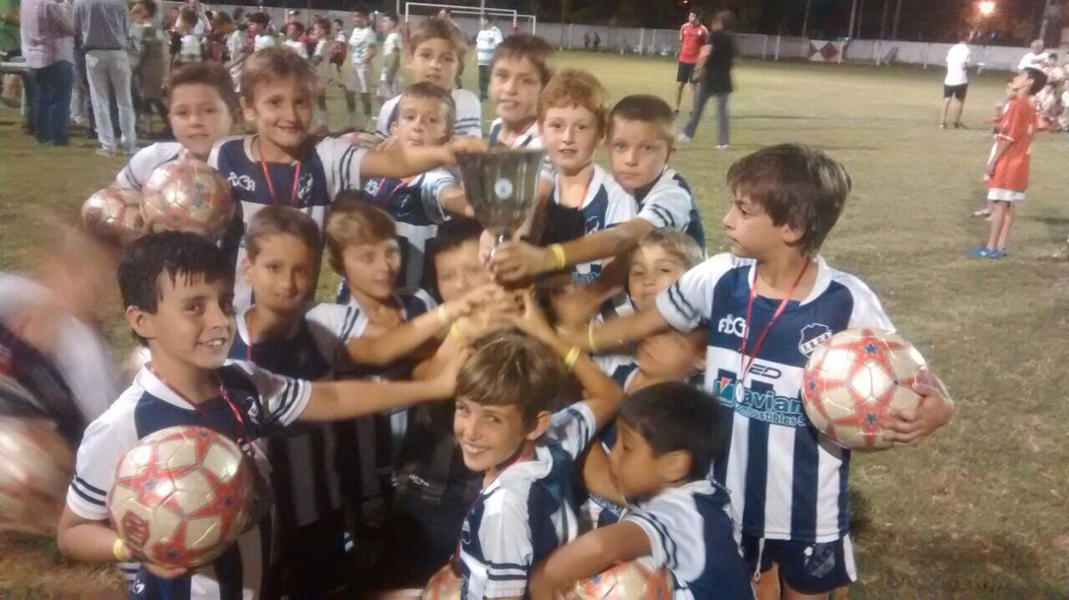 FBCAoficial's tweet photo. ⚽️ #FutbolInfantil La categoría 2008 venció a Atlético Rivadavia por 1 a 0 en la final y se consagró campeón del Torneo "Los Gurises" 2017. 👏👏 https://t.co/GlMJHMadU3