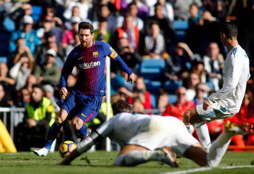 Dani_S_N's tweet photo. Mientras unos juegan sin bota y da pases de gol otros chutan al aire #BalóndeOro #CristianovsMessi #RM0-3FCB https://t.co/4PbGybcazV