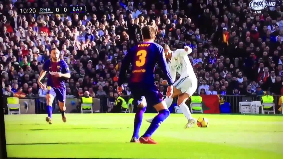 Dani_S_N's tweet photo. Mientras unos juegan sin bota y da pases de gol otros chutan al aire #BalóndeOro #CristianovsMessi #RM0-3FCB https://t.co/4PbGybcazV