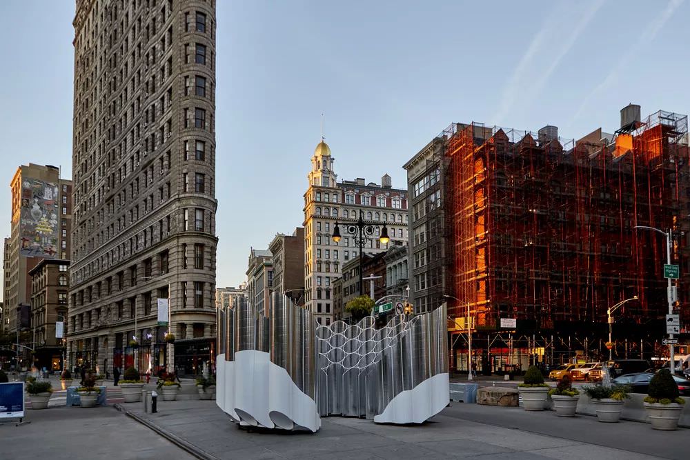 LobsterNYC's tweet photo. Have you visited the Instagram-worthy #FlatironReflection yet? You've got only until Jan 1st to see it! More info at @CurbedNY https://t.co/PZbtXKXJdM https://t.co/KBD87X7N4S