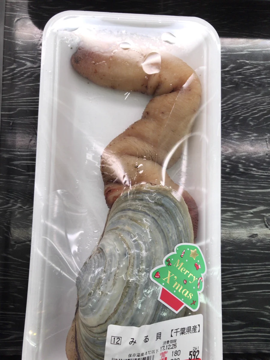 スーパーでメリークリスマスシールが貼られているけど？みる貝に貼るのはどうなのｗｗｗ