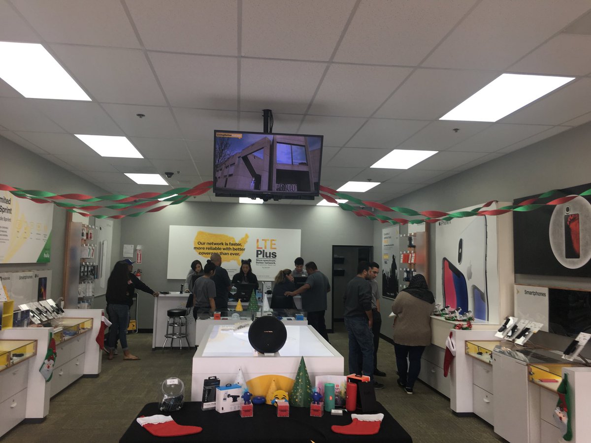 XMass is full effect!  Last minute gifts! #limonite  <a href="/DannyIsho/">Danny Isho</a> @BernardArabo @jalene_garcia