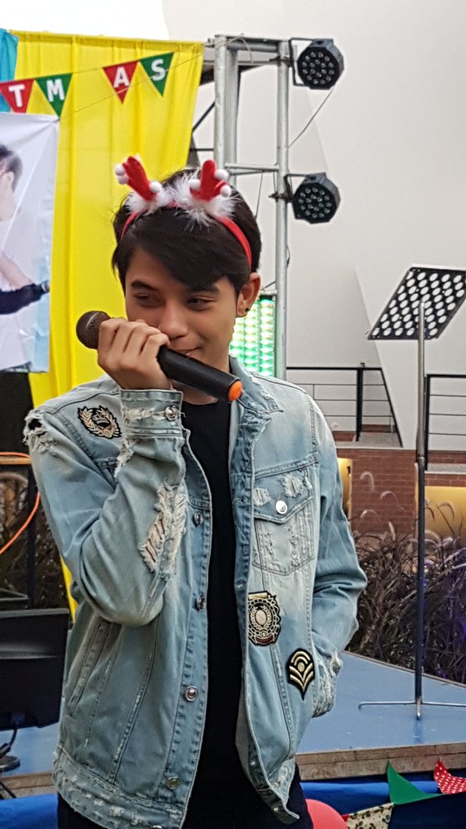 pornpana01's tweet photo. งานนี้มาคุ้มมาก สนุกซึ้งได้อารมณ์.กลับความรู้สึกดีๆความเข้าใจหลายๆอย่างขอบอกปีหน้าหนูโชคดีแน่นอน.มีกลจ.ให้เสมอนะครับ✌ #BenzJi https://t.co/LQRlOkfjLM