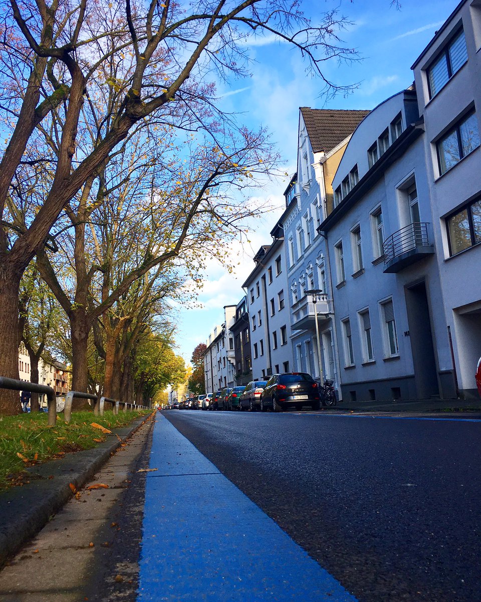 Blaue Route auf der Brucknerallee #mg_anders_sehen #rheydt #mönchengladbach