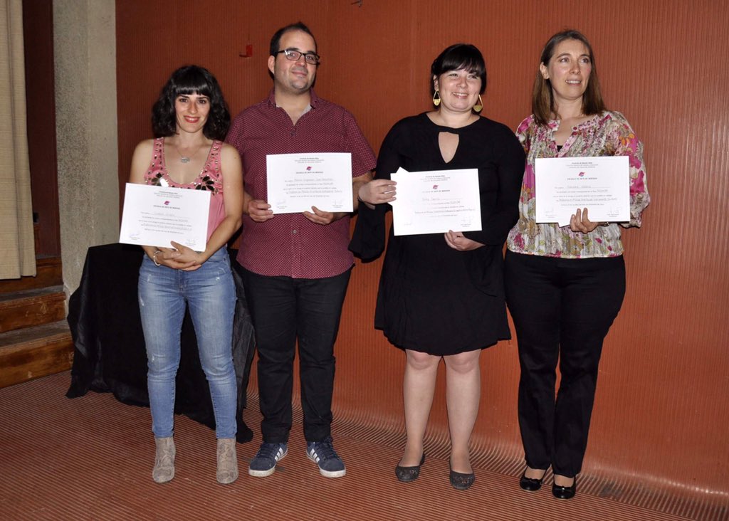 montevideoy11's tweet photo. #Egresados2017 de la Escuela de Arte de Berisso. Promociones de Técnicos en Diseño Gráfico e Ilustración, Profesores en Música y Artes Visuales. Entrega de Diplomas. Salón Auditorio. Martes 19 de diciembre de 2017. https://t.co/FO1LvWC7gC
