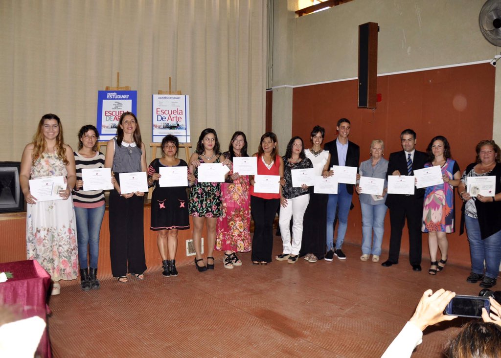 montevideoy11's tweet photo. #Egresados2017 de la Escuela de Arte de Berisso. Promociones de Técnicos en Diseño Gráfico e Ilustración, Profesores en Música y Artes Visuales. Entrega de Diplomas. Salón Auditorio. Martes 19 de diciembre de 2017. https://t.co/FO1LvWC7gC