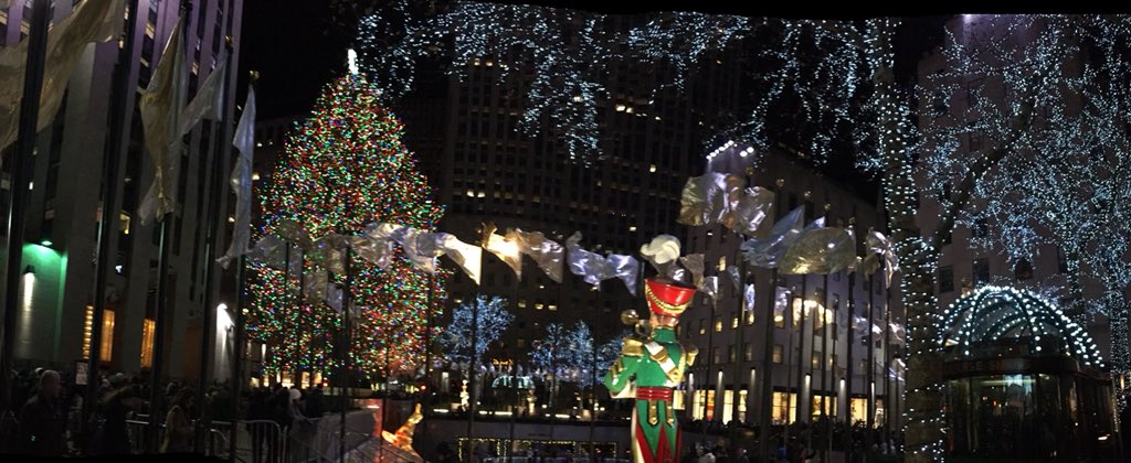 Yamada 去年アメリカで見たクリスマスツリー のごく一部 1 Boston の Quincy Market 前 2 Washington Dc のwhitehouse前にあるnational Christmas Tree 下がジオラマで周りに州ごとのミニツリーがある 3 Ny証券取引所 4 Rockefeller Center