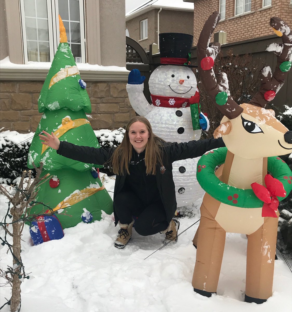 BrownU_WHockey's tweet photo. Rudolf the Red Nose Reindeer and Frosty welcome us to stop #13 for Home for the Holidays! #26 Maddie Sisokin’s favorite part about being home is putting up the lights and decorations at home! #FrostyisaBearsfan☃️ #BrunosHolidays🐻❄️ #CanadianBears🐻🏒 https://t.co/NN40v47SQ7