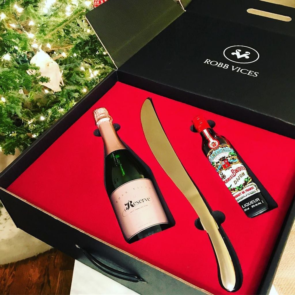RobbReportNYC's tweet photo. Proud to present the Robb Vices celebration box #Georgjensen Champagne Sabre #gabrielboudier Crème di Cassis and our very own #robbvices bubbles. https://t.co/cVAlndIrvQ https://t.co/mhj6AGiSFj