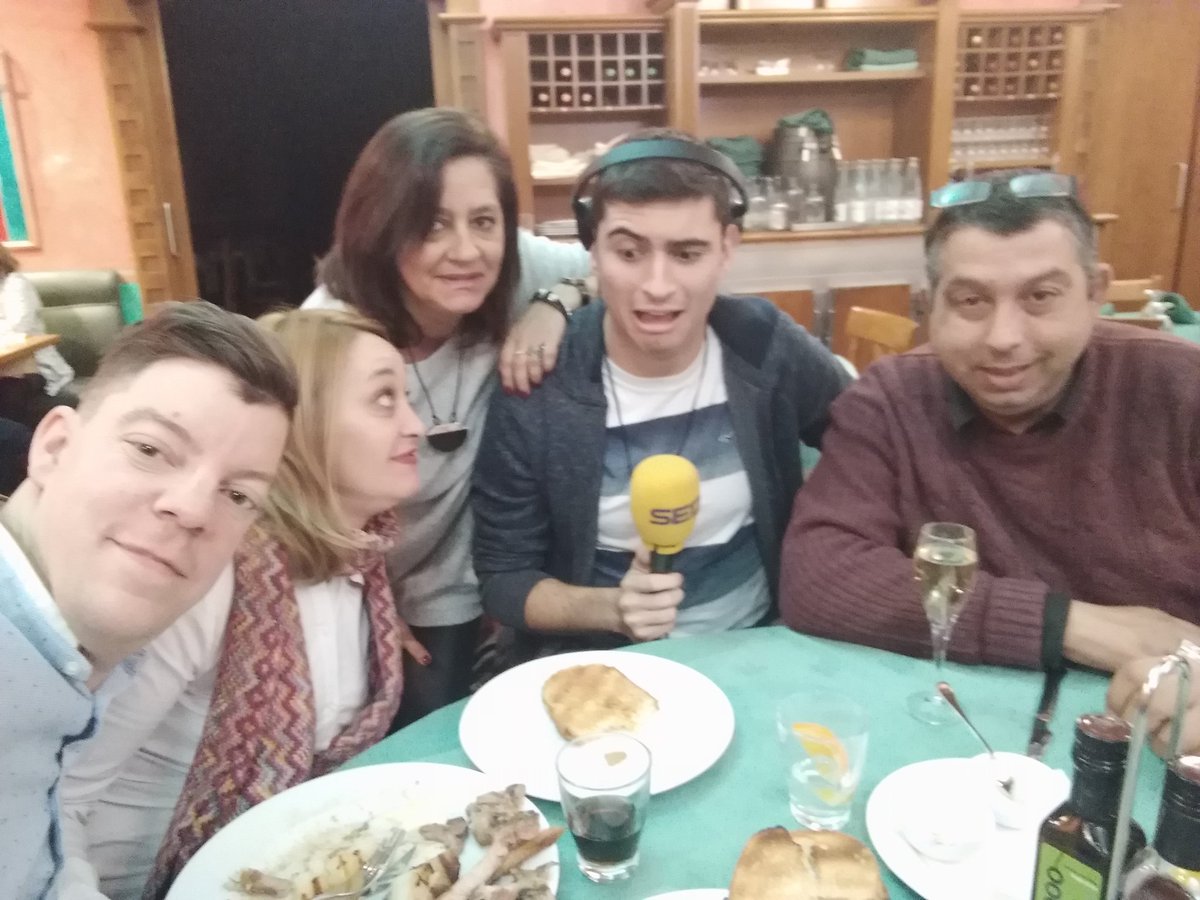 polcorredoira's tweet photo. Ens preparem pels dinars i sopars d'aquestes festes... menjant encara més a "El Glop"! 😱🆘 Ara, a @lanit31416! https://t.co/27mH7AxxN5