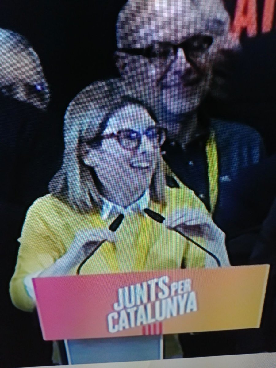 esponvideo's tweet image. Novita Bort, su madre y Dormo en las elecciones catalanas @vengamonjas