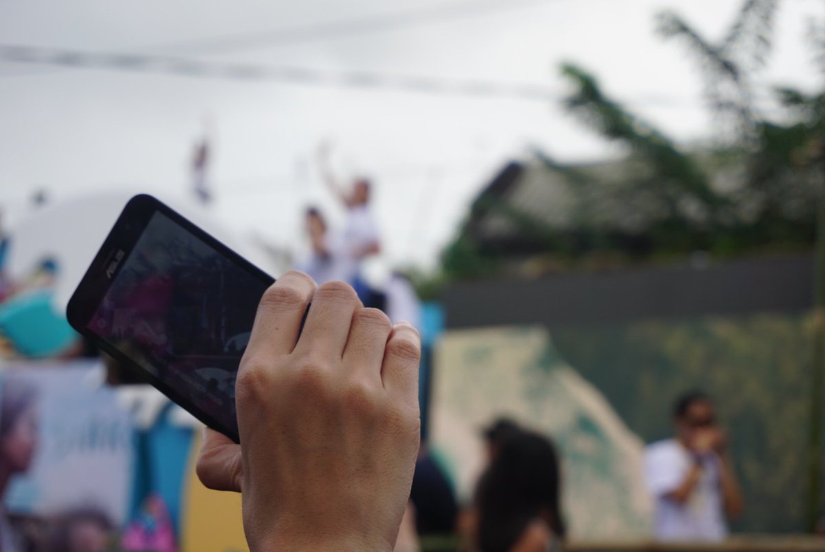 bongsoonai's tweet photo. Struggle is real. Pag maliit at malayo ka sa mga float. 3x nag focus sa phone ng iba yung camera. Imbes na sa mga artists #MMFFParade2017 https://t.co/7P75CmK1Ol