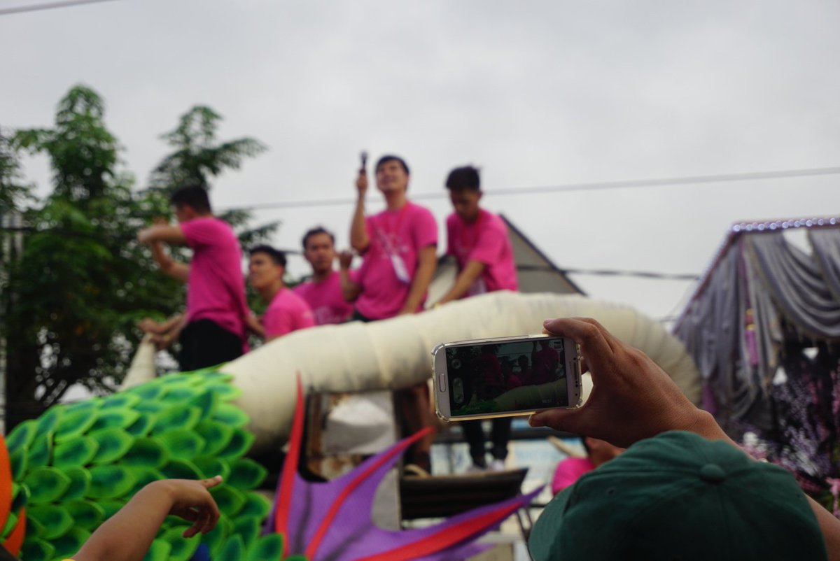 bongsoonai's tweet photo. Struggle is real. Pag maliit at malayo ka sa mga float. 3x nag focus sa phone ng iba yung camera. Imbes na sa mga artists #MMFFParade2017 https://t.co/7P75CmK1Ol