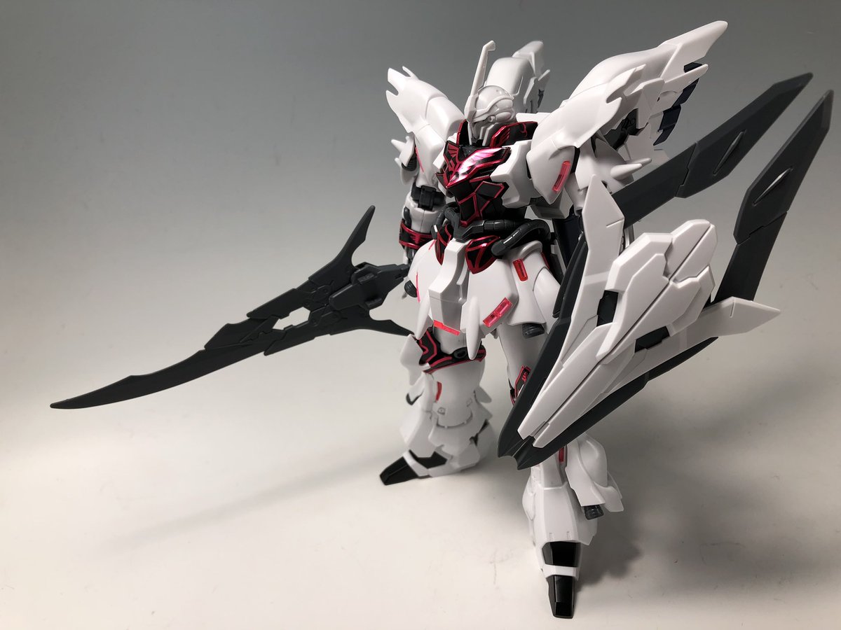 デンデロ Hgbf ヴァイスシナンジュ ユニコーンのデストロイモードを思わせる装甲の白とエングレービングの赤 そしてピンクのクリアパーツ 新規の武器 モーントシュベールト もギミック満載でカッコいい 写真では貼っていませんがシールもあります