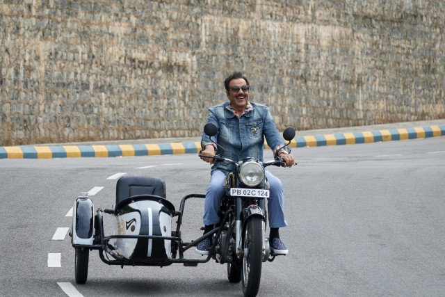Rahulrautwrites's tweet photo. An interesting stuff on #YamlaPaglaDeewanaPhirSe! The iconic bike which @thedeol used to recreate the #Sholay pose with his father @aapkadharam ji, will make an appearance in an all-new avatar in this madcrap comedy's new instalment. Wait and watch! #YPD3 https://t.co/9huVi4joSn