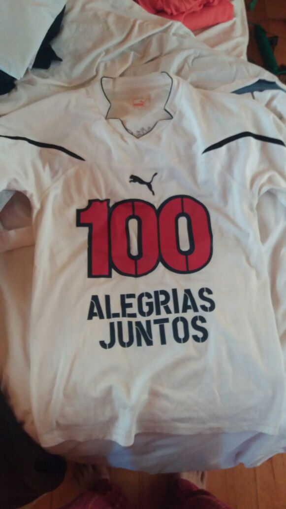 ArribaLuija's tweet photo. Subasta!!! Cuanto nos ofrecen por la polera en conmemoracion del gran @RivarolaDiego7 por sus 100 goles en la @udechile ? Obviamente con el autografo del 7 en su espalda! A ofertar y rt!!! 
@aluksicc @leonardofarkas @PANCHOSAAVEDRA @josemvinuela @SamuraiAzul25 @LuchoJara4 https://t.co/9s0elOnUSE