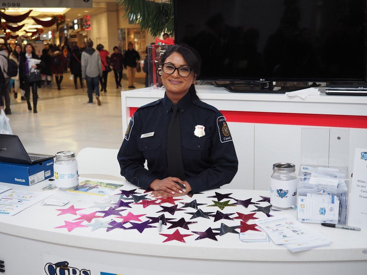 FrontiereCanPAC's tweet photo. Bien que l’évènement a fini, vous pouvez encore acheter des étoiles de souhait à @OakridgeCentre jusqu’au 23 décembre. Tous les fonds recueillis appuieront @BCCHF, @MCFCureCancer et #PoliciersContreLeCancer pour le @CampGoodtimesCA. #finaucancerinfantaile #ASFCdonne https://t.co/a5Oj5SUtrp