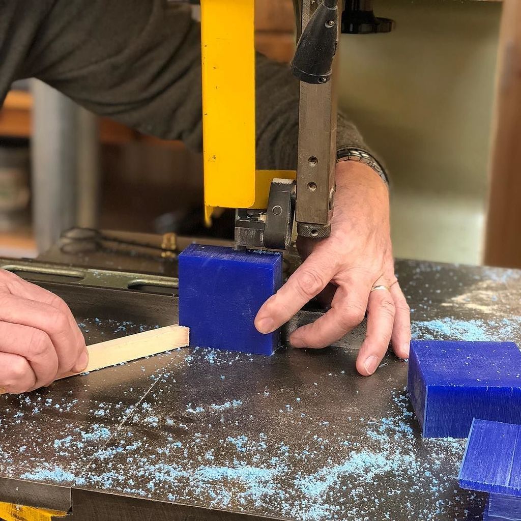 Pops helping me out with his bandsaw 💪💫
.
.
.
#independentmaker #jewellerylover #girlboss #shopsmall #jewelleryadict #londondesigner #madeinlondon #craftgotcool #jewellery #silverjewellery  #ringdesign #ontrend #design #designinspo ift.tt/2DE4XYf Pops helping me ou…