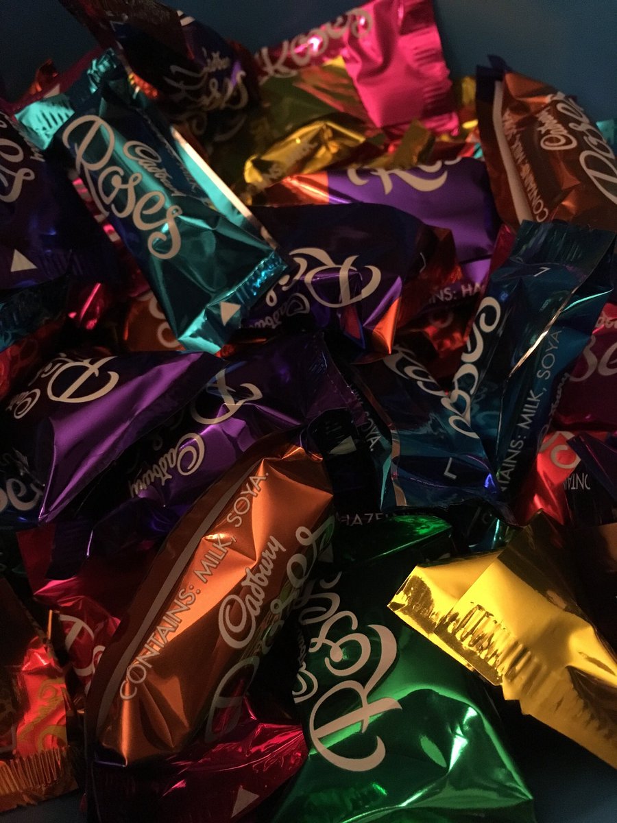 HMS_Cupcake's tweet photo. @CadburyUK what on earth has happened to roses... and where did the almond charm go all those years ago? #bringbacktheoldwrappers https://t.co/FEeX1LPF7n