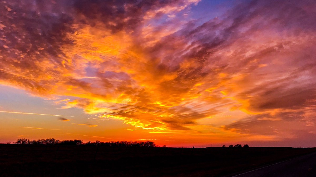 ENGPHOTO's tweet photo. Spectacular #sunset tonight. #iPhonePhotography #PhotogLife @KCTV5Weather #AppletonCity https://t.co/Tl6qJ9dVYG