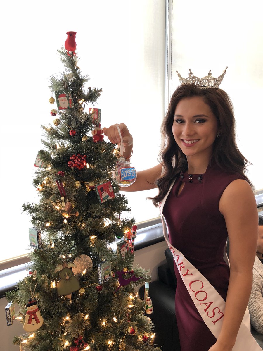 missbarbarycst's tweet photo. Day 23: A great day at the @USOBayArea ! Put together goodie bags for soldiers & their families, & delivered my handmade ornaments that will be displayed every year on their Xmas🎄! #TeamSF was able to welcome home a soldier who had been serving abroad for 9 months! #25daysofSNAP https://t.co/RGFsyuBruw